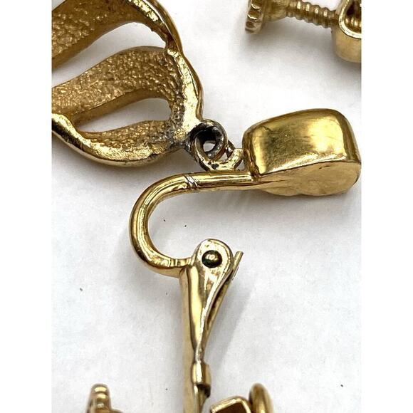 VENDOME Clips Vintage Earrings Dangles Drops Gold Tone Estate .55” - Picture 9 of 11